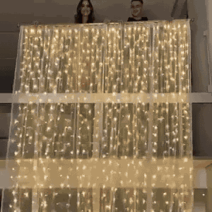 Cortina de luces LED encendida en una ventana